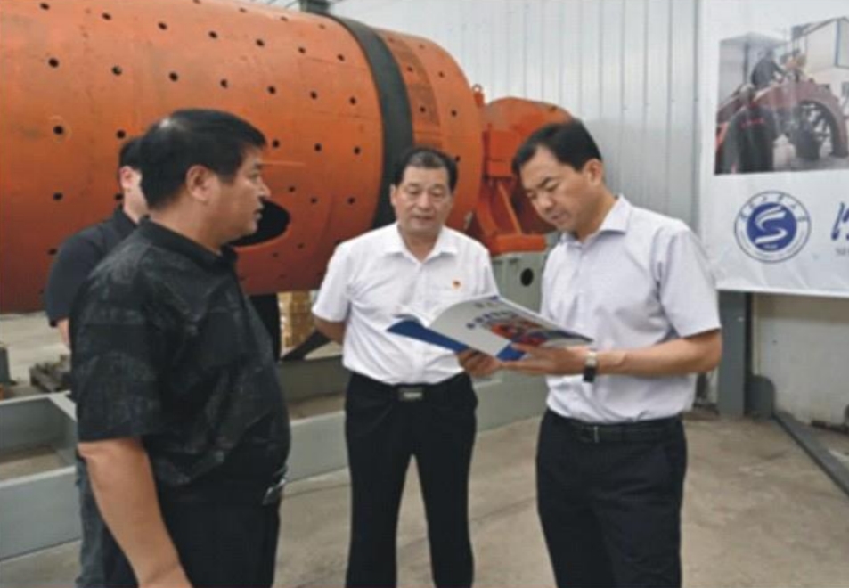 輝縣市委書記劉軍偉蒞臨河南红桃影视機電設備有限公司參觀永磁直驅球磨機生產