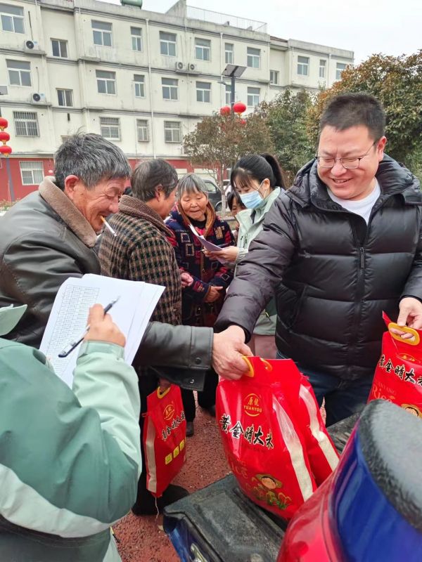 關愛老人，我（wǒ）們一直（zhí）在行動，2023年農（nóng）曆臘月二十，給西北流村的老（lǎo）人（rén） 發春節福利（lì）