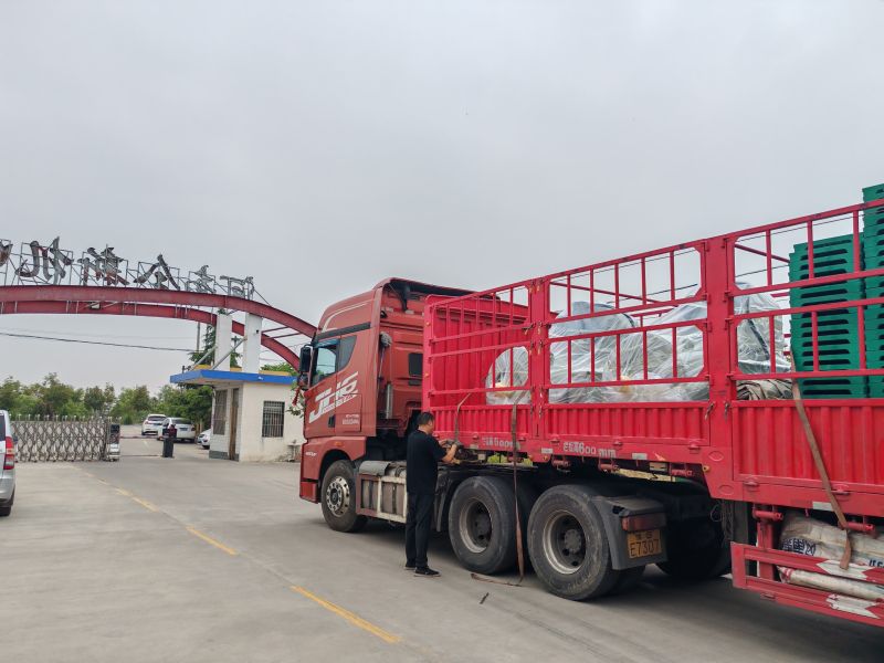 兩台YQX1000-6/1000KW/660V正壓防爆電（diàn）機裝車發貨鑽井現（xiàn）場（chǎng）