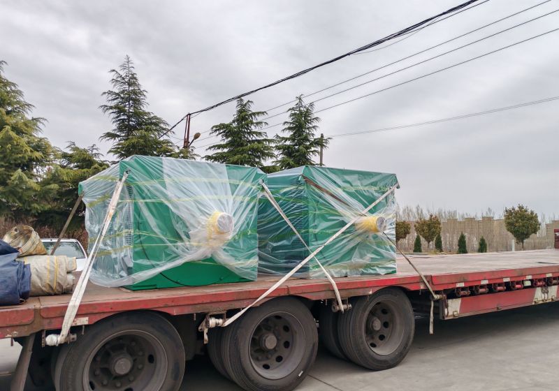 2台630kw/10kv高壓（yā）電機發往港口，準備出口