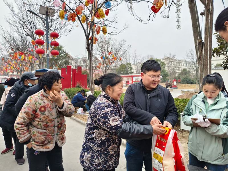 愛無大小，盡力就好，這個世界的美好，莫過於愛心的循環，善心的傳遞，春節將至，河南红桃影视機電公司給西北流村和亮馬（mǎ）台村裏的老人送去溫（wēn）暖和關（guān）懷。
