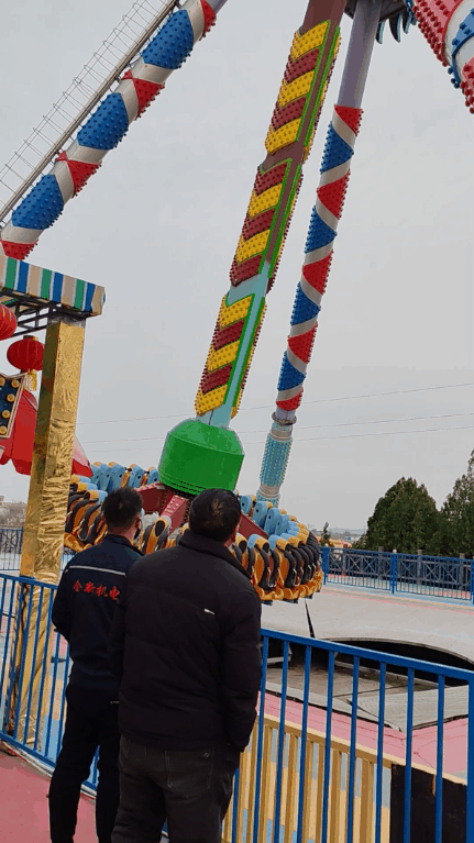給五龍（lóng）山遊樂園維修大擺錘上的直流電機